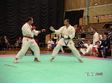 Artur durante combate de Kumite nos Campeonatos do Mundo da Wado-Ryu em Londres 2005