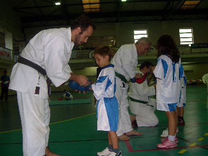 Instrutores da bushikai a ensinar crianças do andebol