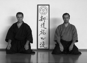 Fotos de Artur & Marco Junto a placa de Shindo Yoshin Ryu Jujutsu