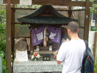 Artur Pinto em templo shinto em Fushi Inari