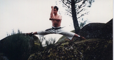 Artur fazendo espargata durante treino na Serra da Estrela