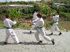 Treino de Kenjutsu no patio do Sobral