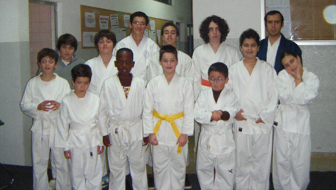 Fotos com os participantes na demonstração de Karate na festa de Natal da AAA em 2008