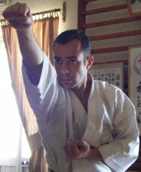 Artur realizando junzuki notsukomi