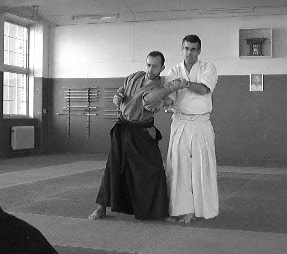 Sensei Toby ensinando Jujutsu com Artur como Ukemi no samurai Dojo na Suecia